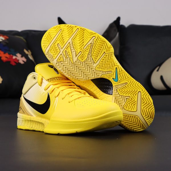 Rubber sole of Kobe 4 CHBL reps with traction pattern