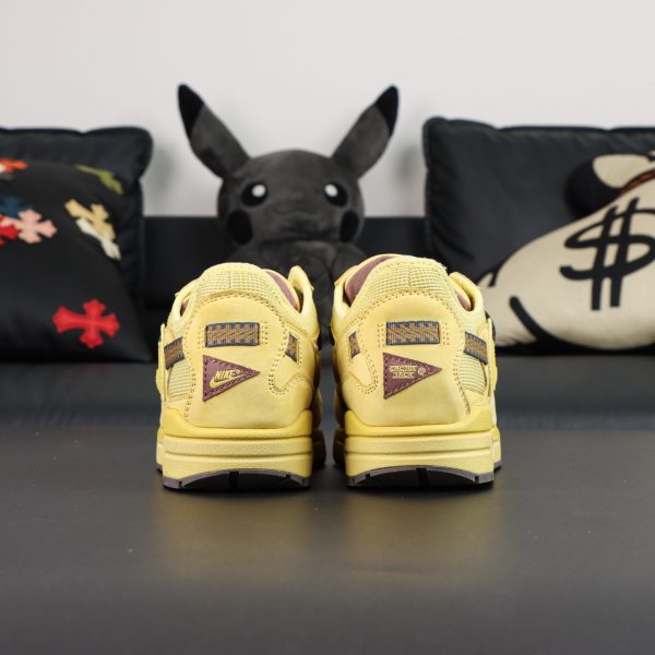 Back heel of Air Max 1 Saturn Gold Reps with rugged details and midsole wrap