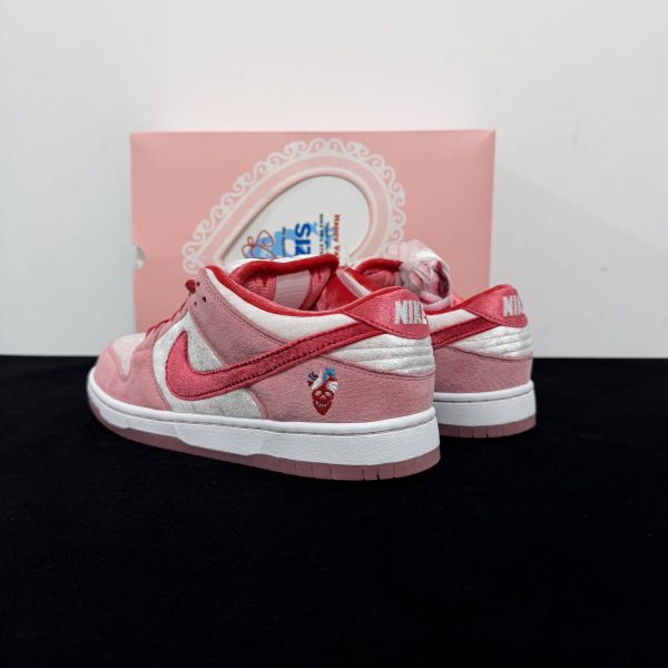 Angled heel view of Strangelove Dunks Reps showing rear structure