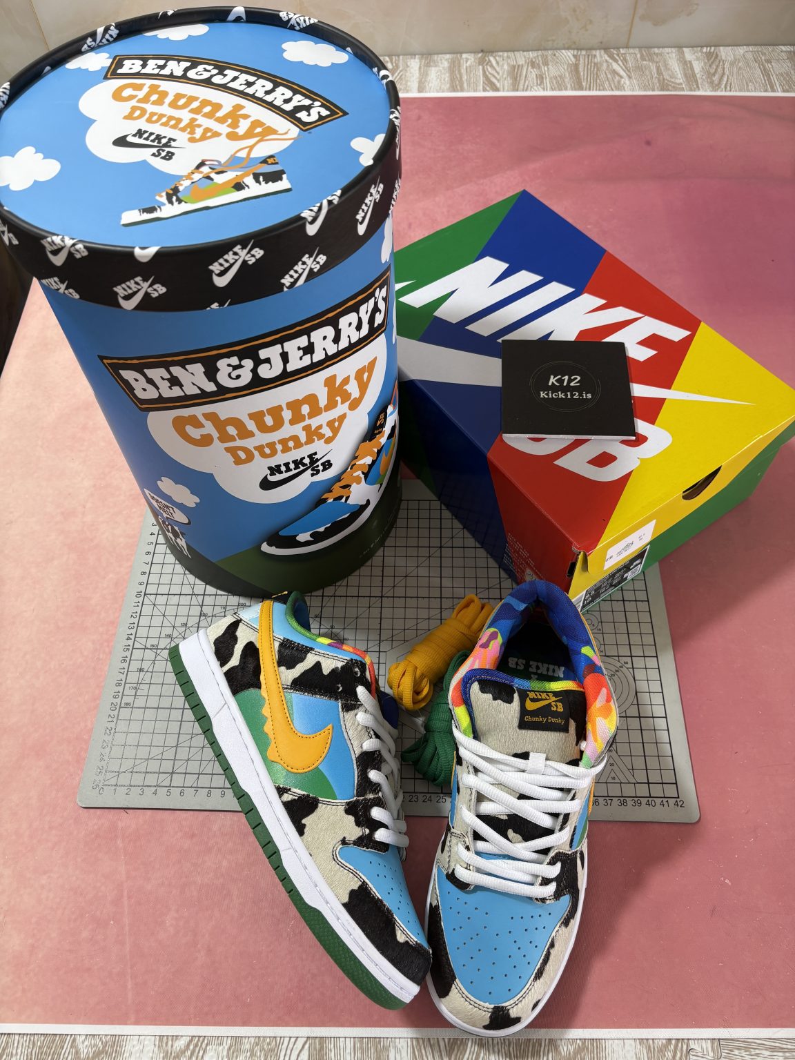 Special Chunky Dunky packaging with cow print tub and classic Nike SB box