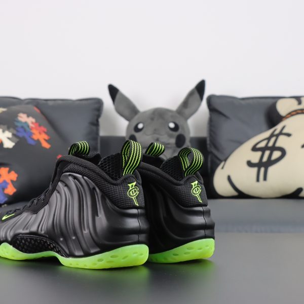 Heel side of Foamposite One Green Goblin Reps