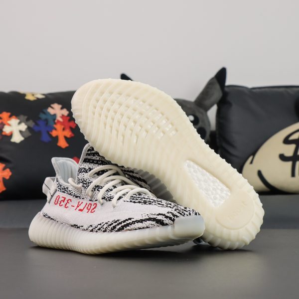 Boost sole and rubber outsole of Yeezy 350 Zebra reps