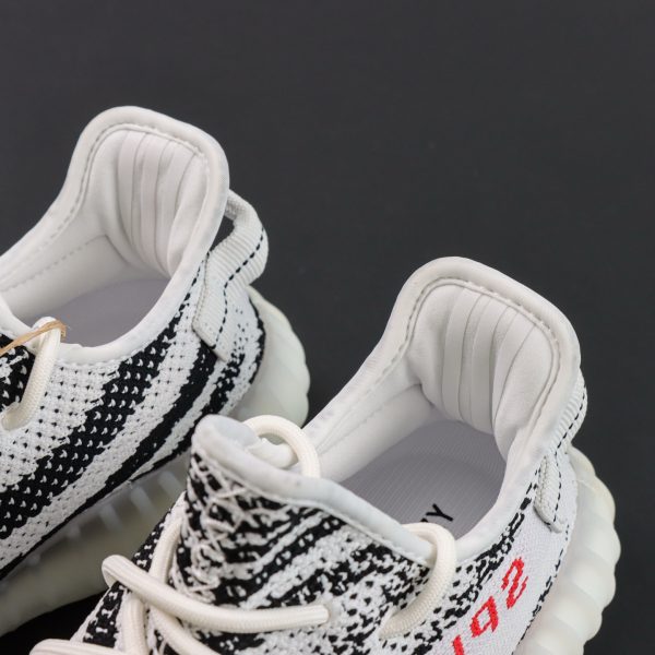 Tongue padding and collar structure of Yeezy 350 Zebra reps