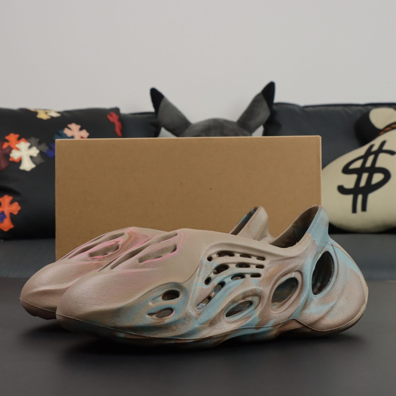 Yeezy Foam Runner Sand Grey reps with MX swirl and retail-style box