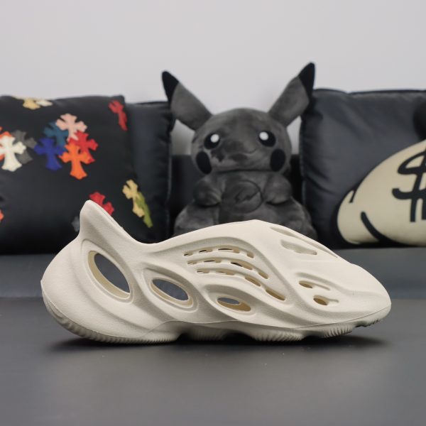Single shoe side profile of Yeezy Foam Runner Ararat in all-white