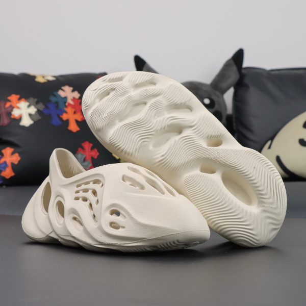 Ridged foam outsole of Yeezy Foam Runner Ararat replica