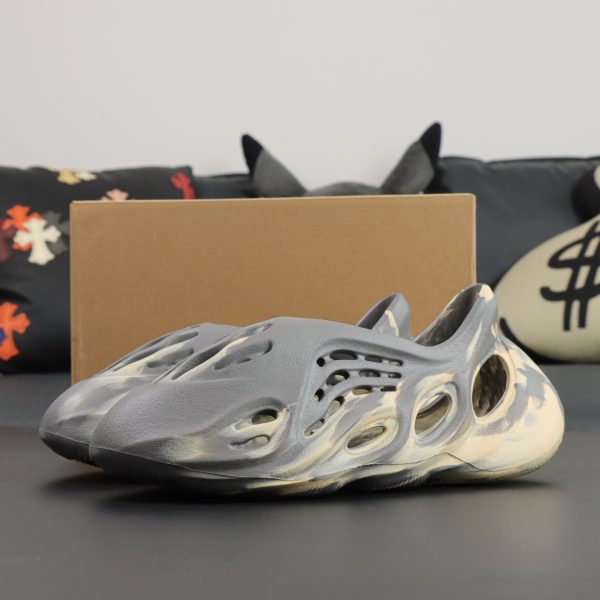 Yeezy Foam Runner Moon Gray reps in beige-grey swirl with box
