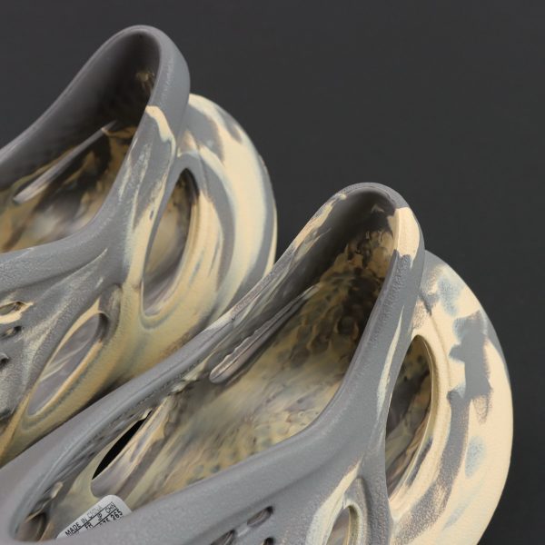 Midfoot and heel view of MXT Moon Gray Foam Runner