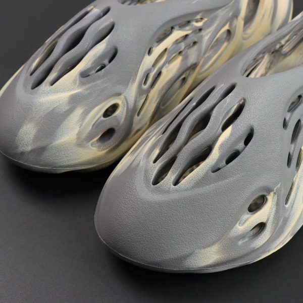 Toebox and front cutouts of Moon Gray Yeezy Foam Runner reps