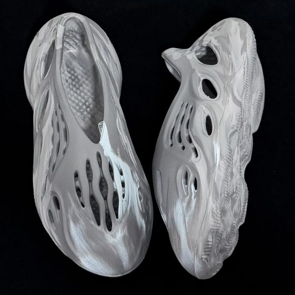 Top-down view of Yeezy Foam Runner Granite Reps