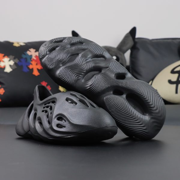 Ridged sole of Yeezy Foam Runner Onyx replica