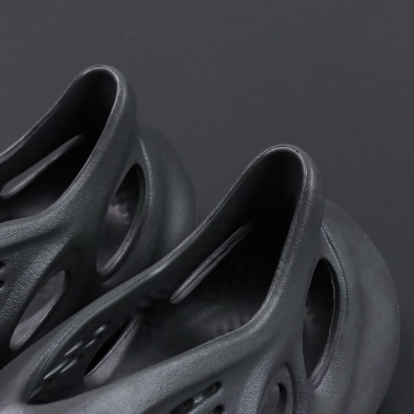 Midsection and heel detail of Yeezy Foam Runner Onyx