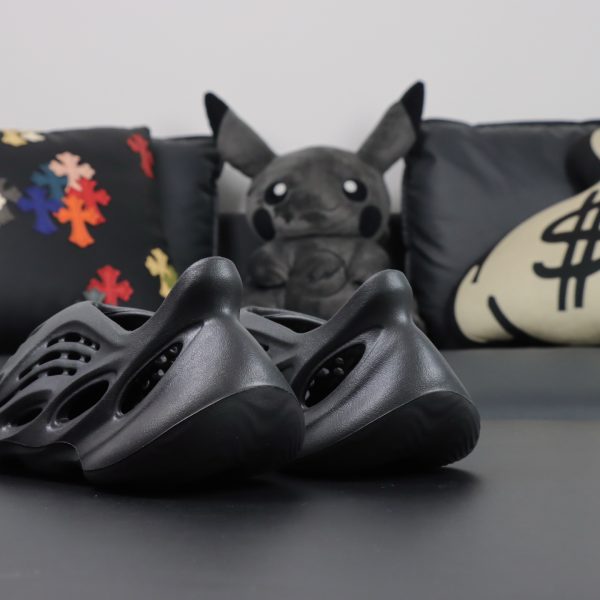 Side heel profile of Onyx Foam Runner reps