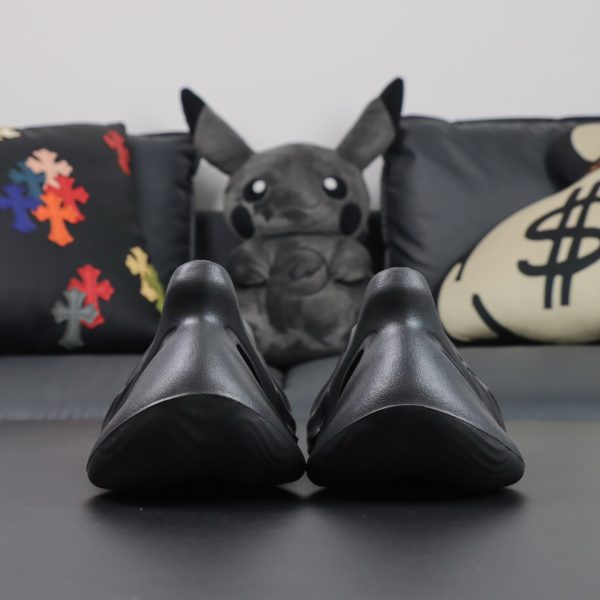 Rear view of Yeezy Foam Runner Onyx with sculpted foam heel