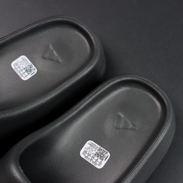 Midfoot curve of Yeezy Slide Onyx Reps with seamless build