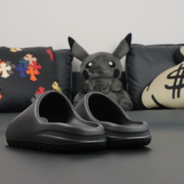 Heel side angle of Yeezy Slide Onyx Reps with molded back support