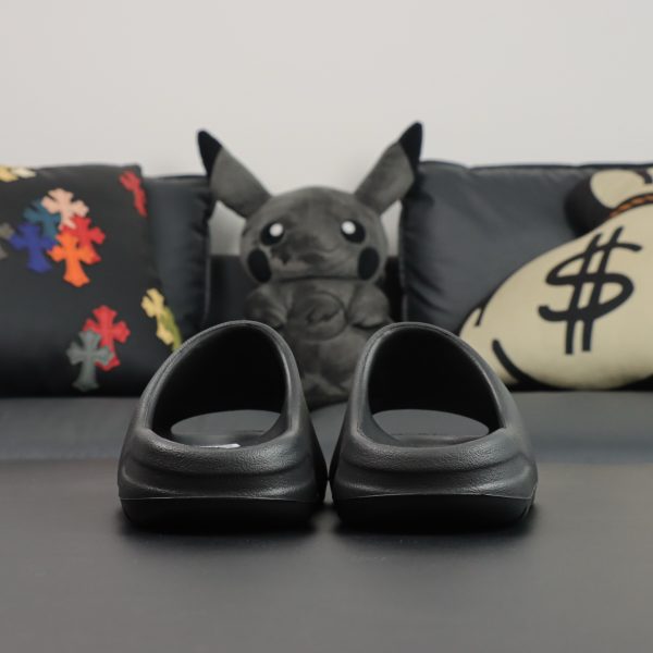 Rear view of Yeezy Slide Onyx Reps showing clean contour