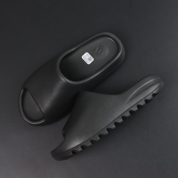 Top-down view of Yeezy Slide Onyx Reps showing wide entry and footbed design