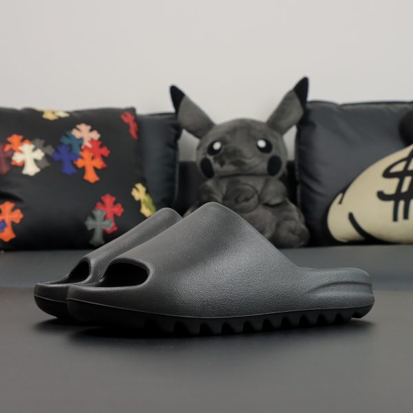 Side view of Yeezy Slide Onyx Reps in black