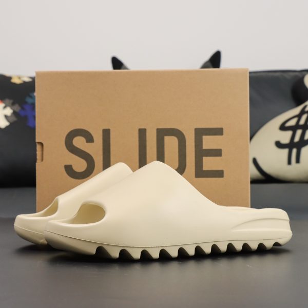 Yeezy Slide Bone reps in beige with original box