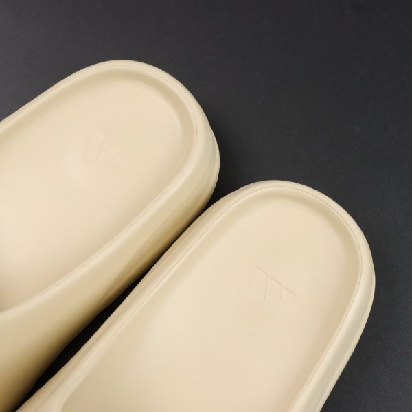 Midfoot and heel detail of Yeezy Slide Bone reps