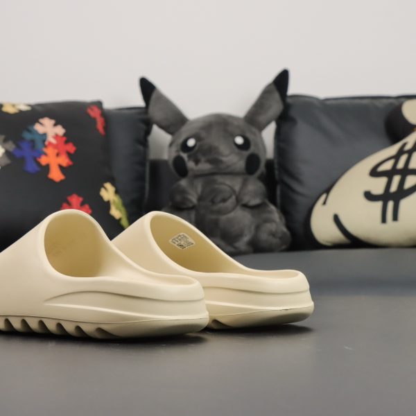 Side heel profile of Yeezy Slide Bone EVA slide